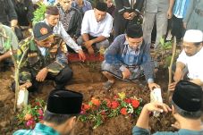 Diiringi Ratusan Pelayat,...