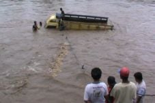 Truk Pasir Terseret...