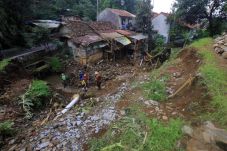 Tanah Ambles di Karanganyar,...