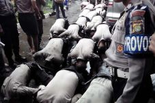 Polisi Cukur Rambut...