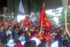 Massa Gelar Aksi Dukungan...