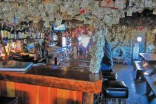 Dinding Bar Dipenuhi...