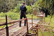 Jembatan Penghubung...