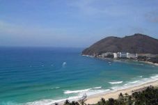 Sensasi Pantai Ala Hawai...