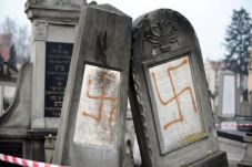 Ratusan Makam Warga...