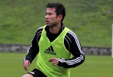 Riedl Bakal Jajal Gelandang...