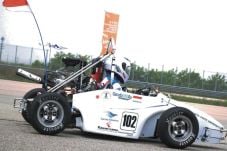 Mobil GURT F15 UNY Siap...