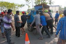 Warga Stop Paksa Proyek...
