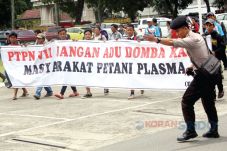 Warga Sugih Waras Demo...
