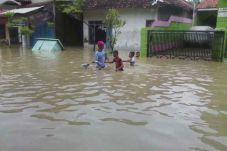 Banjir Rendam Ratusan...