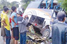 Tabrakan Bus vs Truk...
