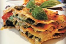 Bayam Di Balik Makanan