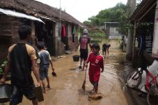 196 Warga Karanganyar...