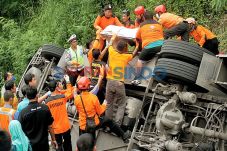 Bus Terbalik, 16 Orang...