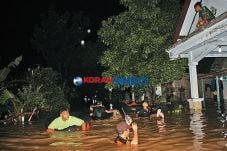 Ribuan Warga Mojoagung...