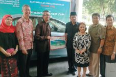 Toyota Serahkan Mobil...