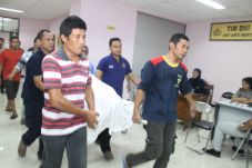 Dua Jenazah Dibawa ke...