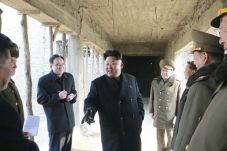 Kim Jong-un Bimbing...