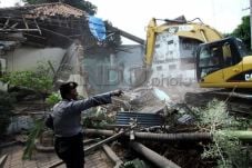 Bangunan Liar di Pinggir...