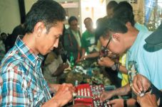 Banyak Pemburu Batu...