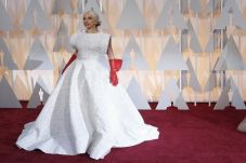 Gaun Lady Gaga Butuh...