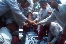 Siswa SD di Solo Kumpulkan...