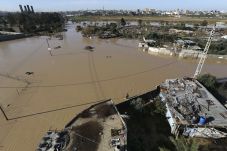 Israel Buka Pintu Air,...