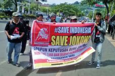 Enam Orang Long March...