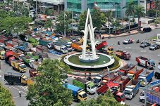 Sopir Truk Kepung Kantor...