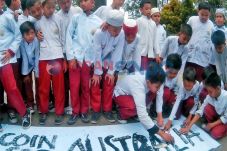 Siswa SD Kumpulkan Koin...