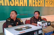 Elly Sundari Tersangka...