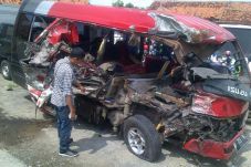 Tabrakan dengan Truk,...