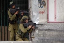 Pasukan Israel Tembak...