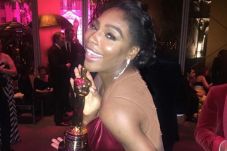 Gaya Serena Pamer Piala...