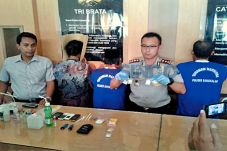 Pasutri Kompak Edarkan...