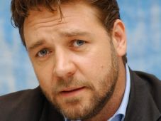 Niat Russell Crowe Beli...