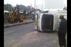Truk Tailer Tabrak Median...