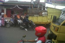 Truk Bermuatan Sapi...