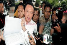 Ahok Serahkan Bukti...