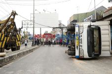 Trailer Tabrak Truk,...