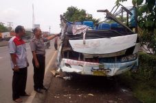 Bus Dewi Sri Tabrak...