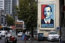 Abbott Dikritik Lewat...