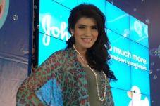 Carrisa Putri Nikmati...