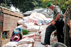 Kodim 0817 Amankan Pupuk...