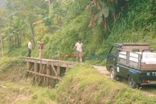 303 KK Warga Desa Pamutuh...
