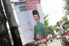 Ratusan Poster Diri...