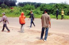 Aksi Hadang Truk Batu...