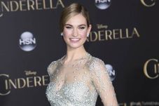 Lily James Memukau di...