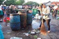 Risma Raih Gelar Doktor...