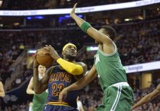 LeBron James, Benamkan...
